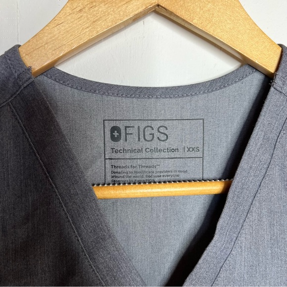 FIGS Catarina One Pocket Scrub Top Graphite - Picture 6 of 8